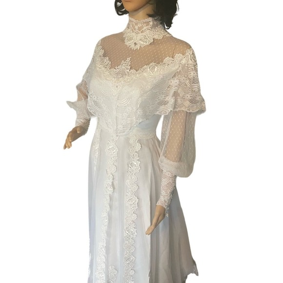 Victorian Elegance: White Wedding Gown by Alfred Angelo" - Picture 3 of 16
